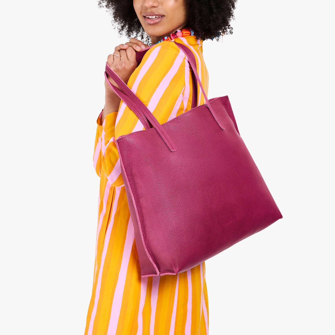 Cosmo*Large | Model carrying leather tote bag with matching leather handles