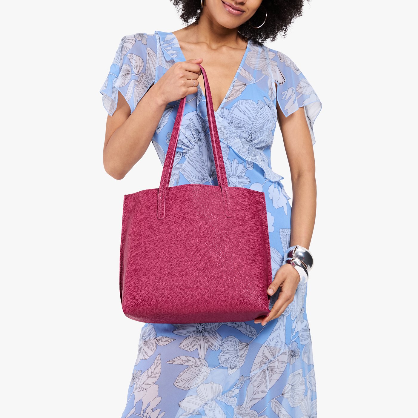 Cosmo*Medium | Model holding leather tote bag with matching leather handles