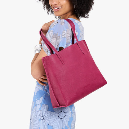 Cosmo*Medium | Model carrying leather tote bag with matching leather handles