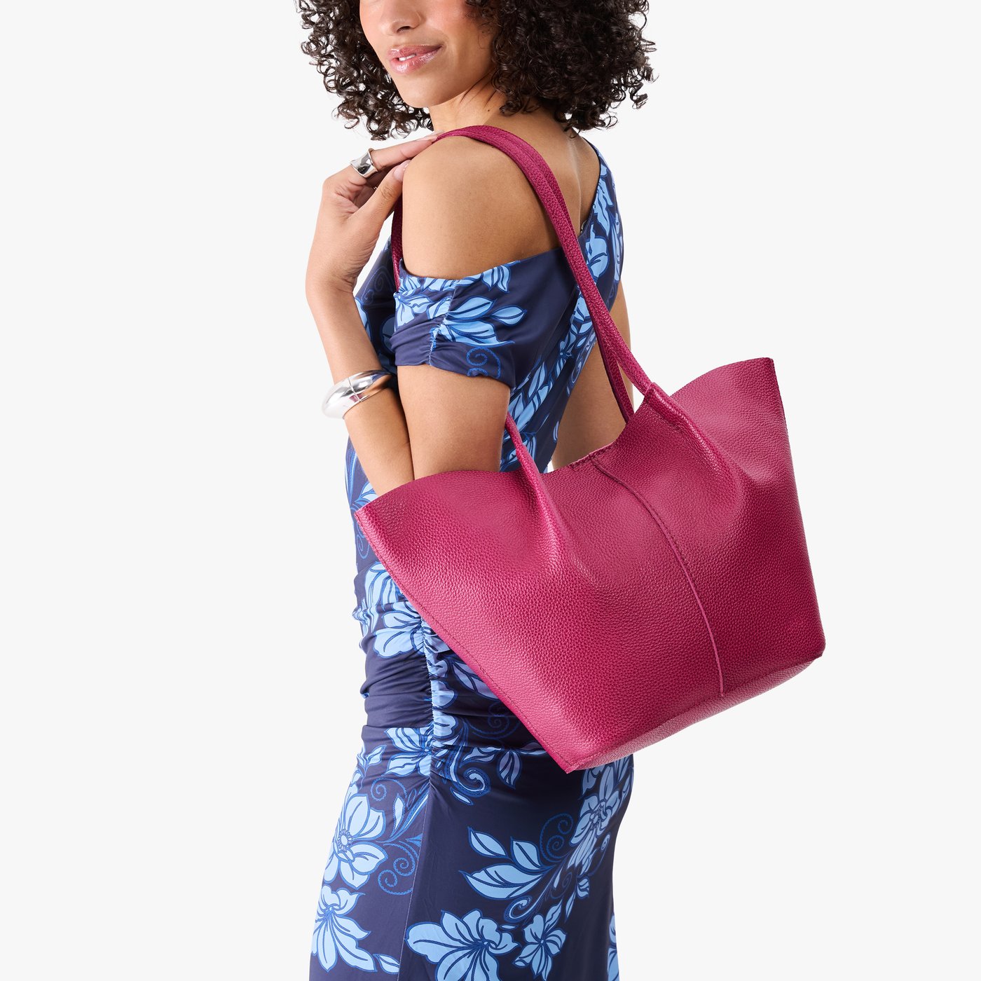 Cosmo*Large | Model wearing blue floral patterned dress carrying wide bucket shaped tote bag with matching leather handles