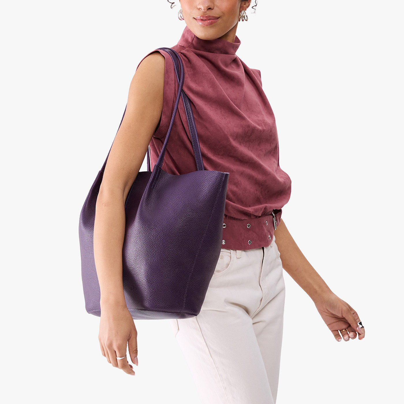 Empire*Oversized | Model carrying extra wide bucket shaped tote bag with matching leather handles
