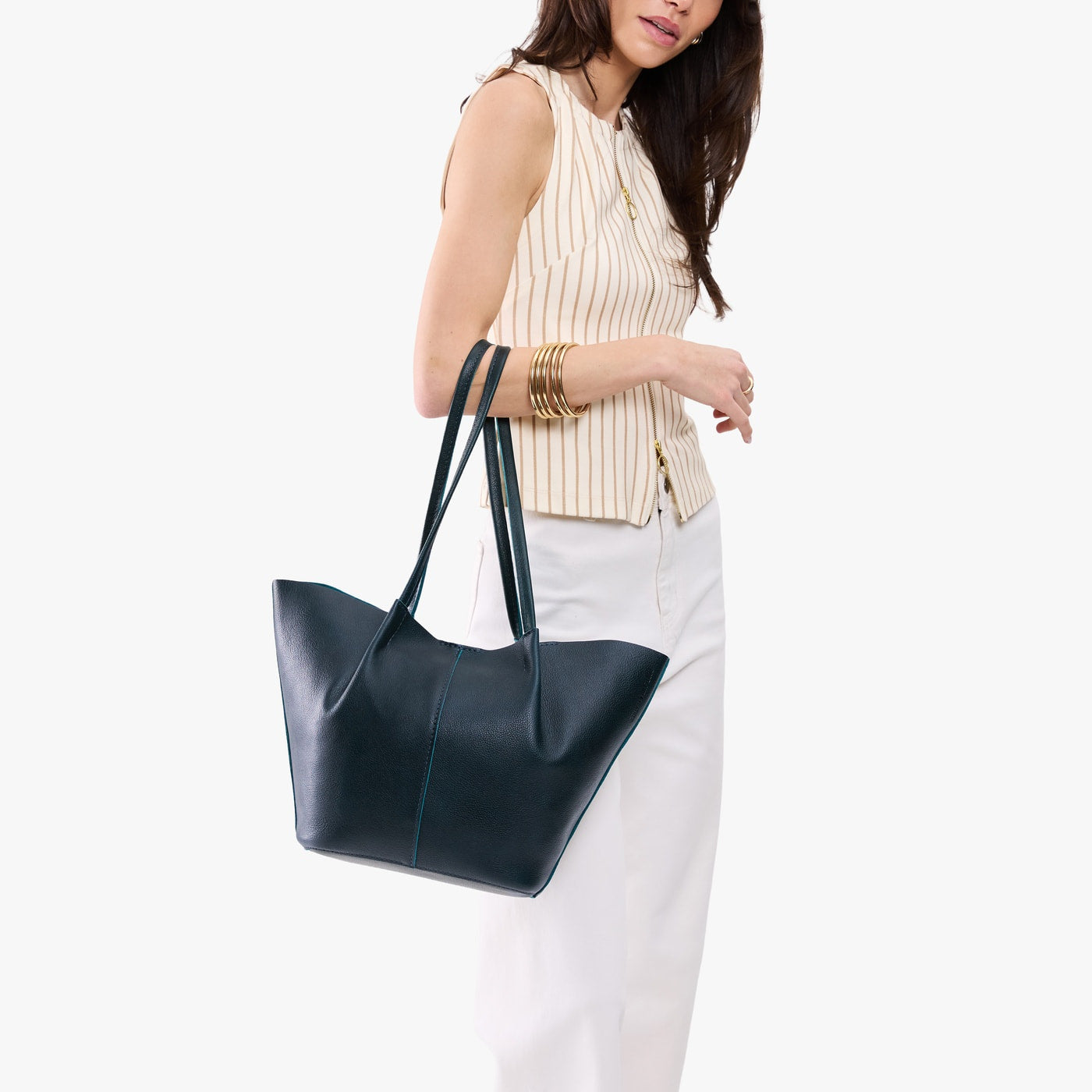 Boreal*Large | Model carrying wide bucket shaped tote bag with matching leather handles