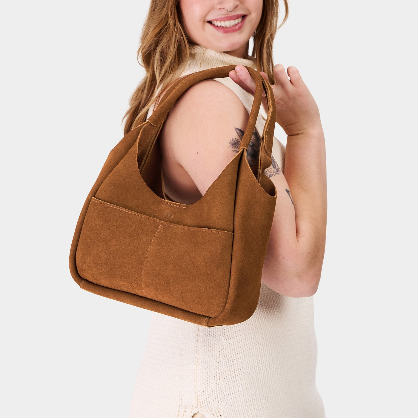 Jackson*Medium | U-shaped, flat-bottomed leather shoulder bag with two outside pockets