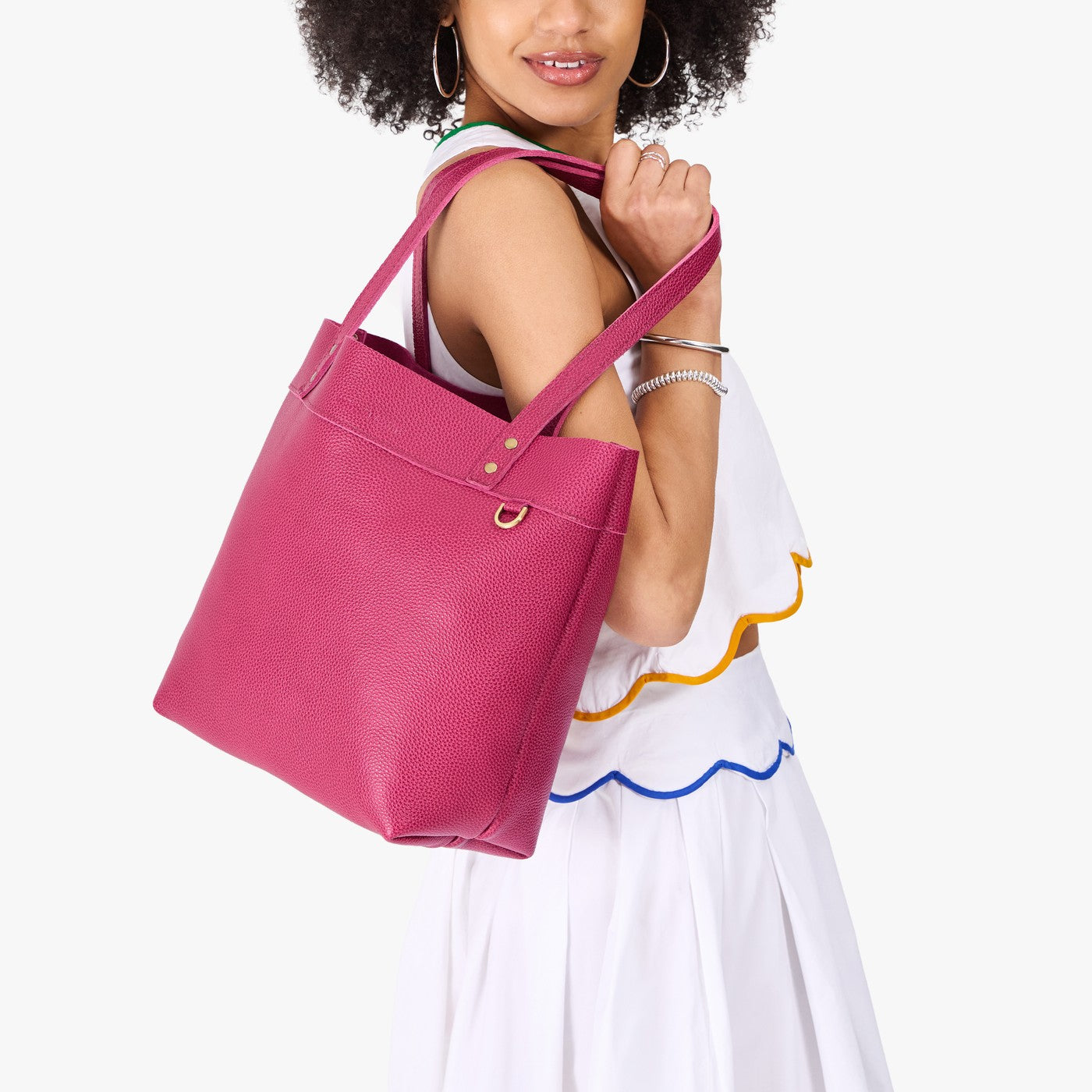 Cosmo*Medium*Classic | Model holding leather tote bag with riveted straps and exterior key loop