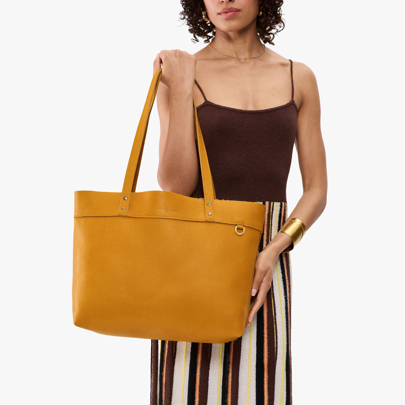 Sunshine*Large*Classic | Model wearing leather tote bag with riveted straps and exterior key loop