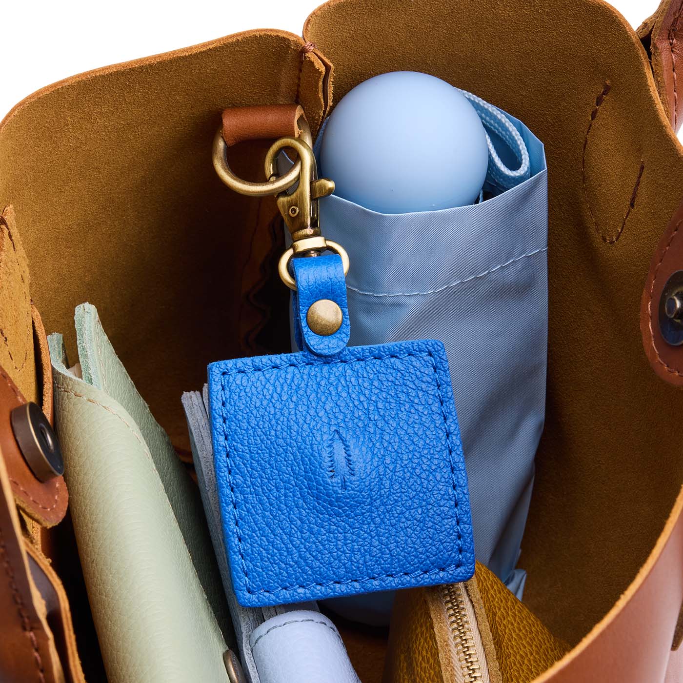 Skydive | Square-shaped leather AirTag holder with snap closure and swivel lobster claw clasp