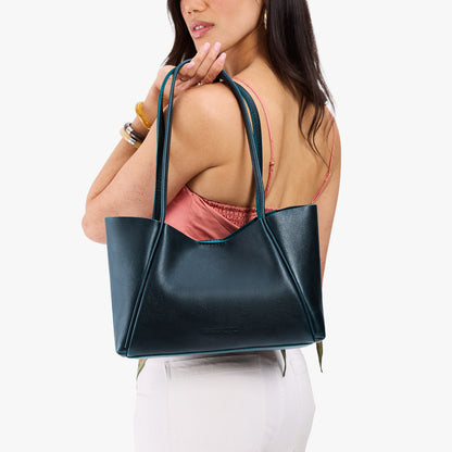 Boreal*Medium | Woman carrying a wide tote with leather straps and snap closure